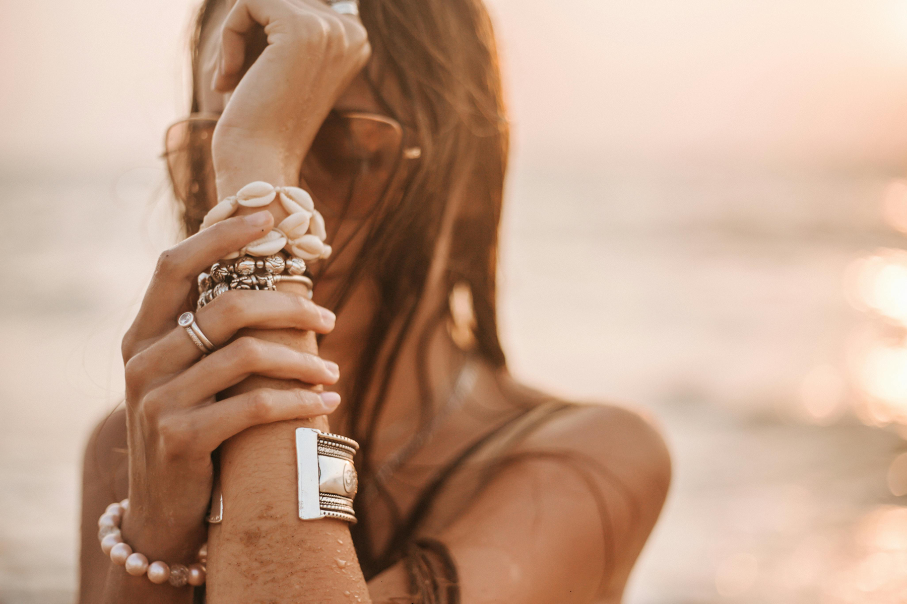 Eine Dame zeigt ihr Armband