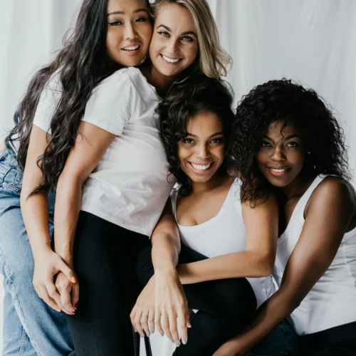 Frauenpower: eine Gruppe von frauen strahlt und lacht