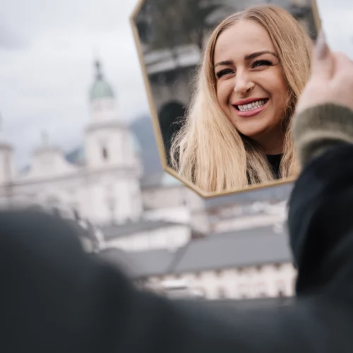 Johanna von nervida mit einem Spiegel
